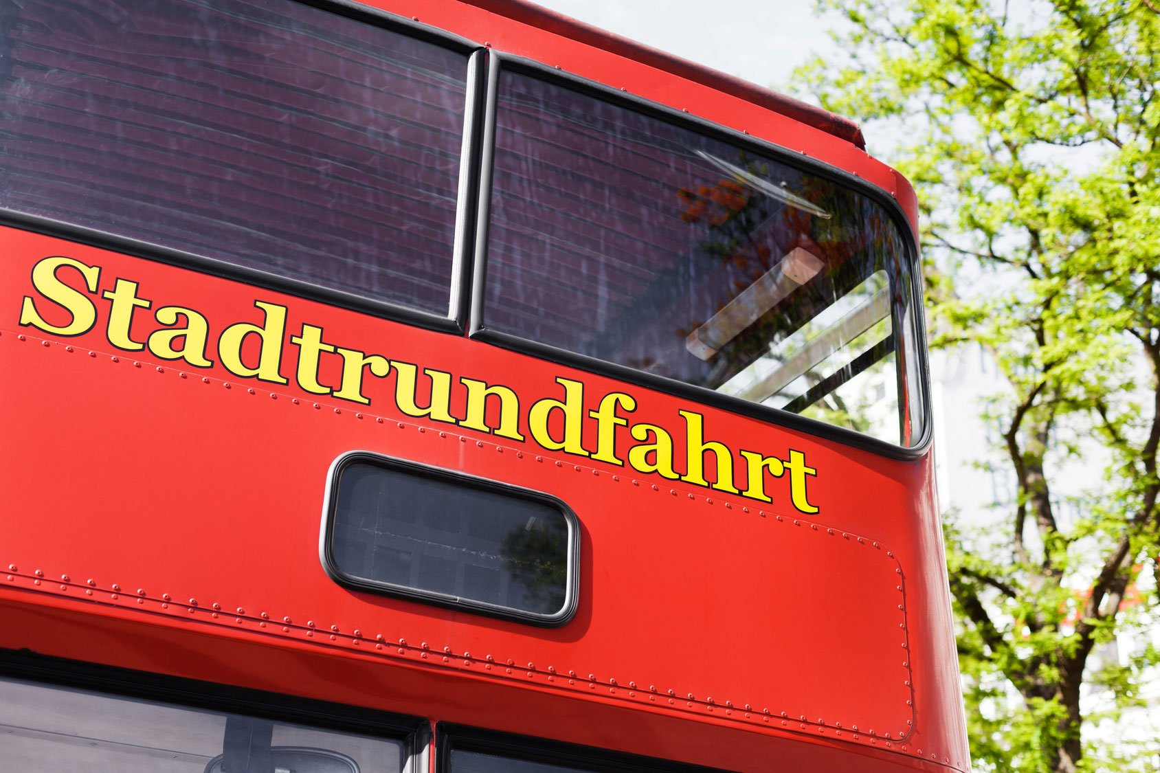 Details eines roten Stadtrundfahrt Busses in Hamburg