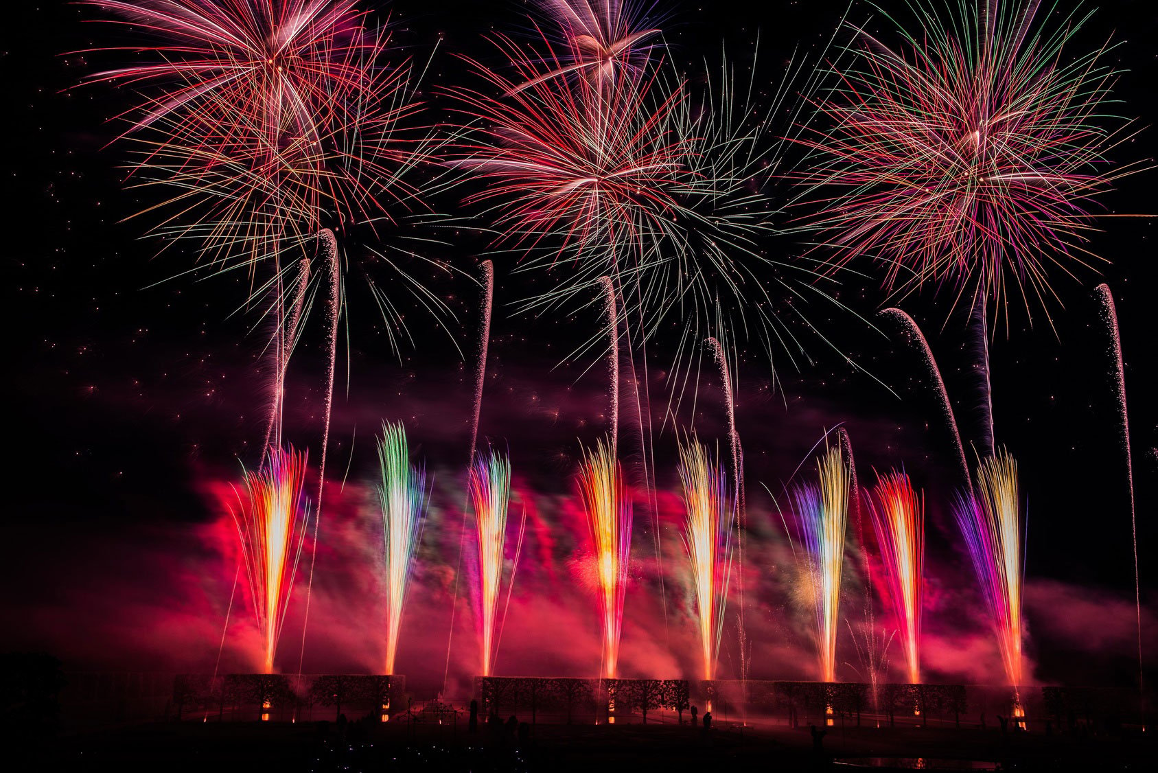 Ein großes und buntes Feuerwerk erleuchtet den Himmel in Hannover